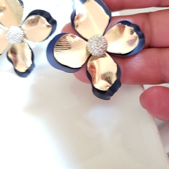 New! Zara Floral Post Back Earrings - Picture 2 of 11